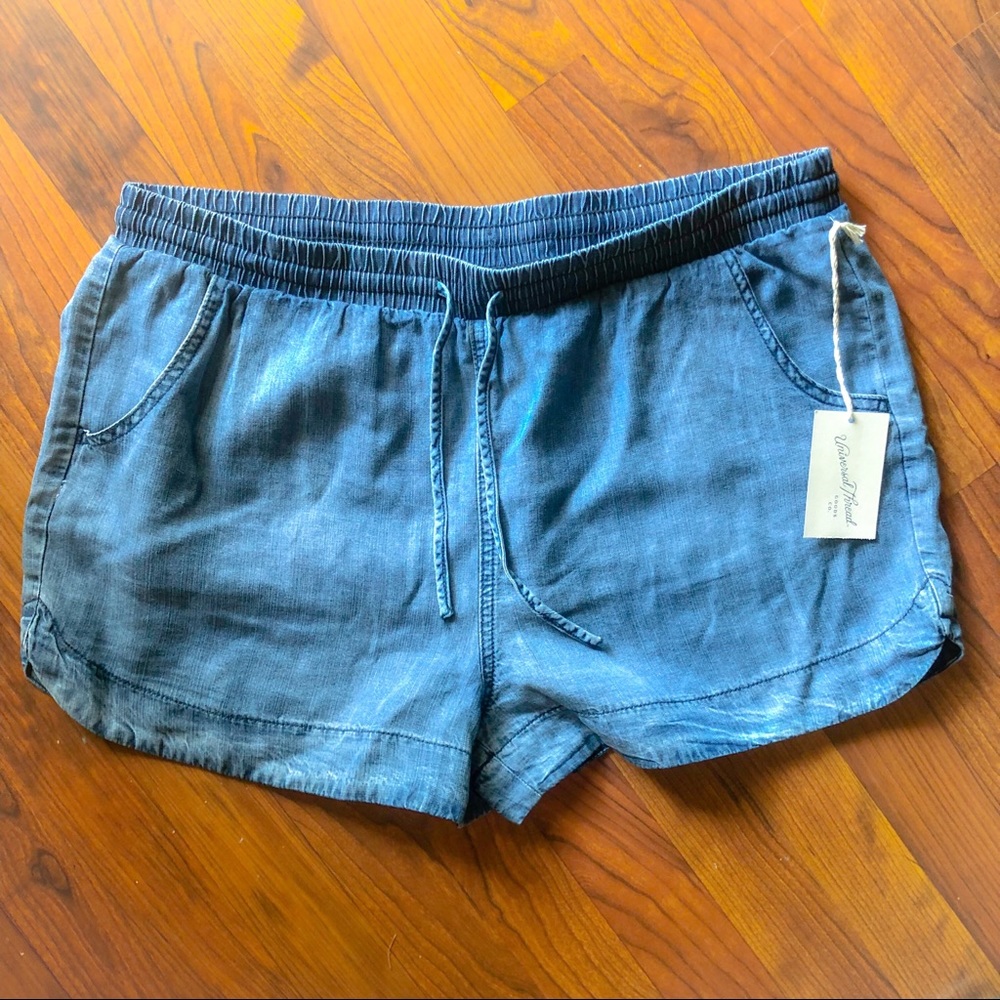 Universal Thread Pull on shorts size XL